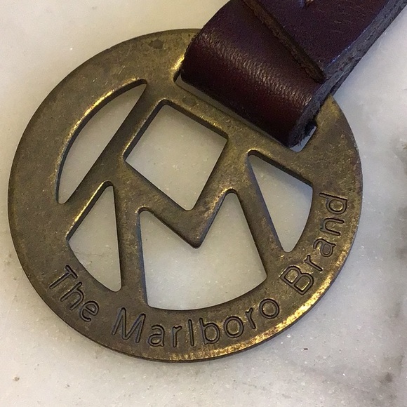 VTG 1980’s Marlboro Tobacco Memorabilia Brass Keychain - Picture 2 of 5